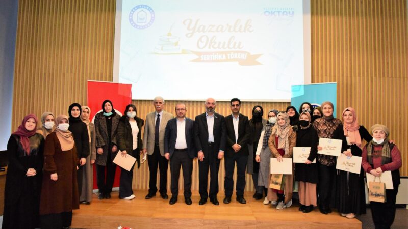 Yazarlık okulu mezunlarını verdi Yıldırım Belediye Başkanı Oktay Yılmaz, Büyükşehir Belediye Başkanı Alinur Aktaş