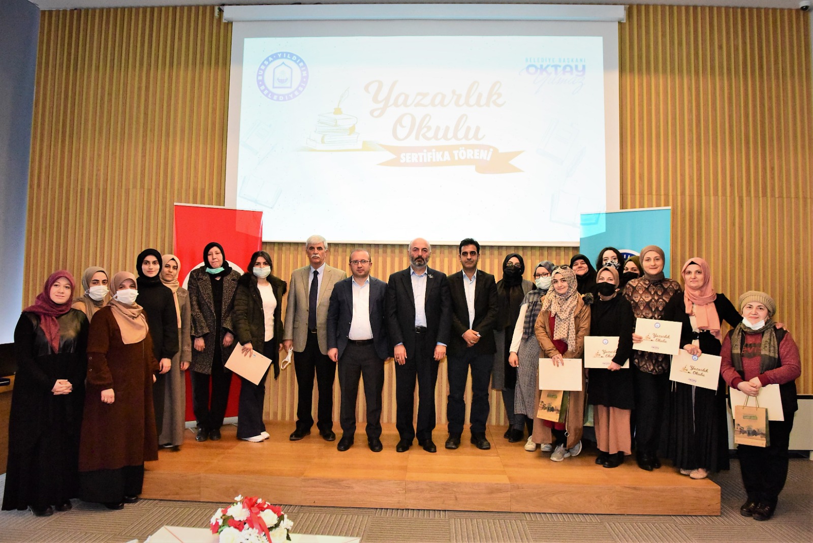 Yazarlık okulu mezunlarını verdi 1 YB 1 68