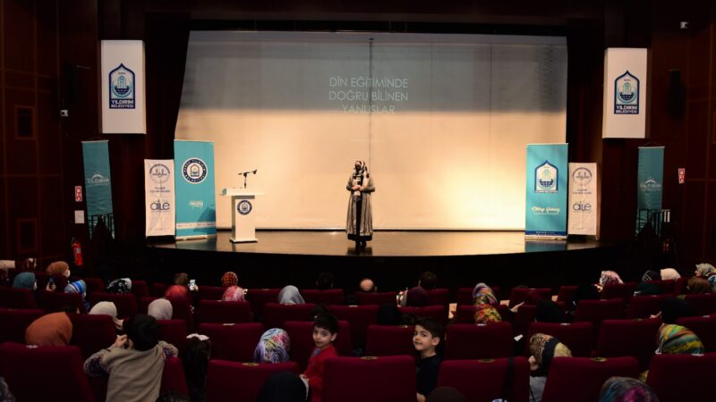 Merve Gülcemal Yıldırımlılarla buluştu Yıldırım Belediyesi ve İlçe Müftülüğü Yıldırımlı kadınları Yazar Merve Gülcemal