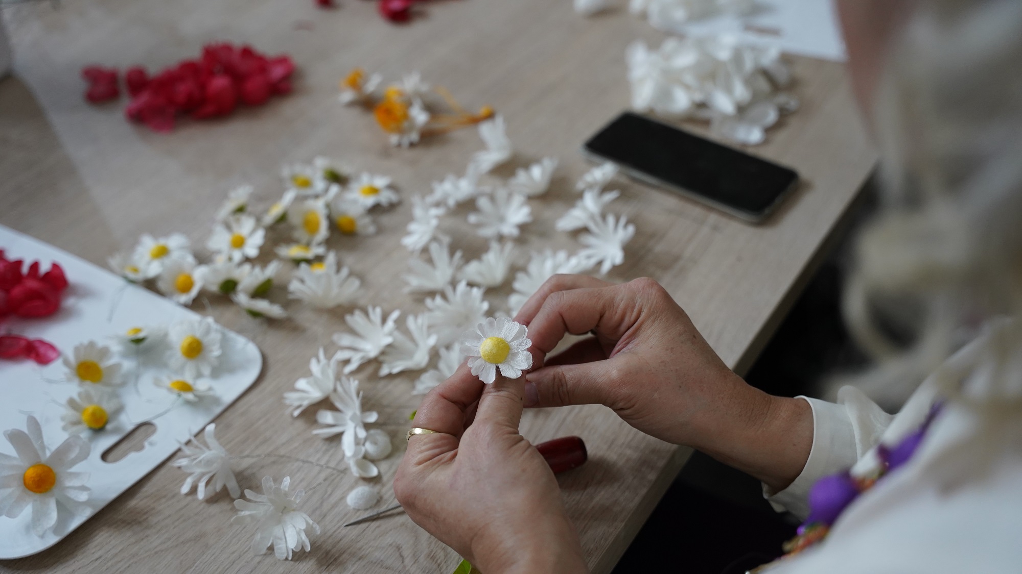 İpek kozaları Yıldırımlı kadınların elinde çiçek oluyor