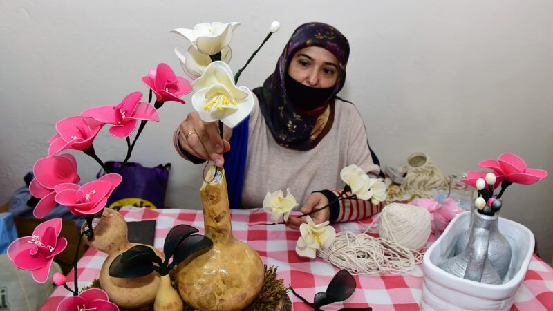 Atık malzemeler sanat eserine dönüşüyor Yıldırım Belediyesi, 'Geri Dönüşüm El Sanatları Kursu' ile kadınların el