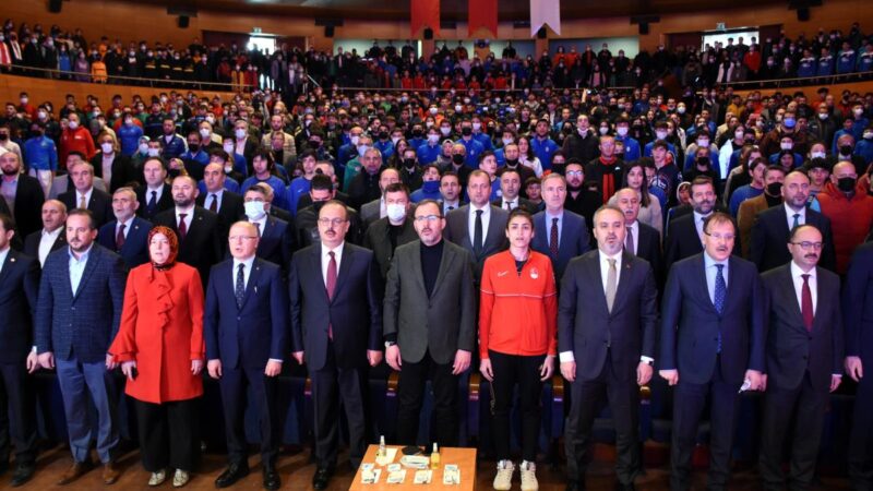  Gençlik ve Spor Bakanı Mehmet Muharrem Kasapoğlu, "Bizler el ele