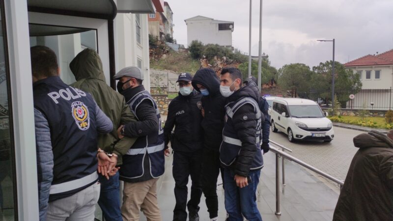 Bursa'nın Orhangazi ilçesinde bir kişiyi bıçakla yaraladığı öne sürülen 3