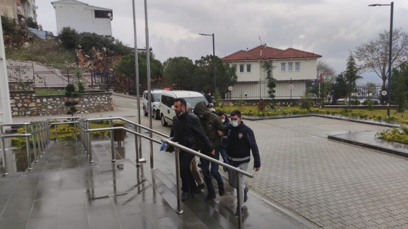 Bursa'nın Orhangazi ilçesinde oturduğu apartmandan çıkarken otomobilden inen 3 kişinin
