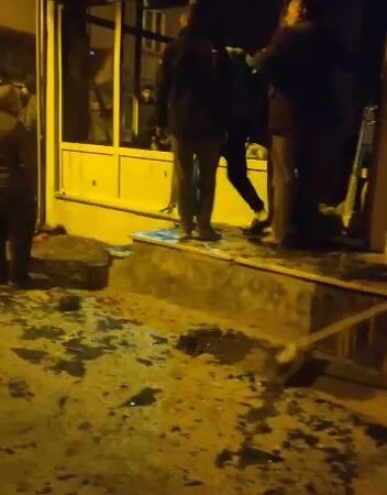 Bursa’da küçük tüp patladı, yangın çıktı Bursa’da küçük tüpün patlaması sonucu yangın çıktı. Patlama sonucu evin