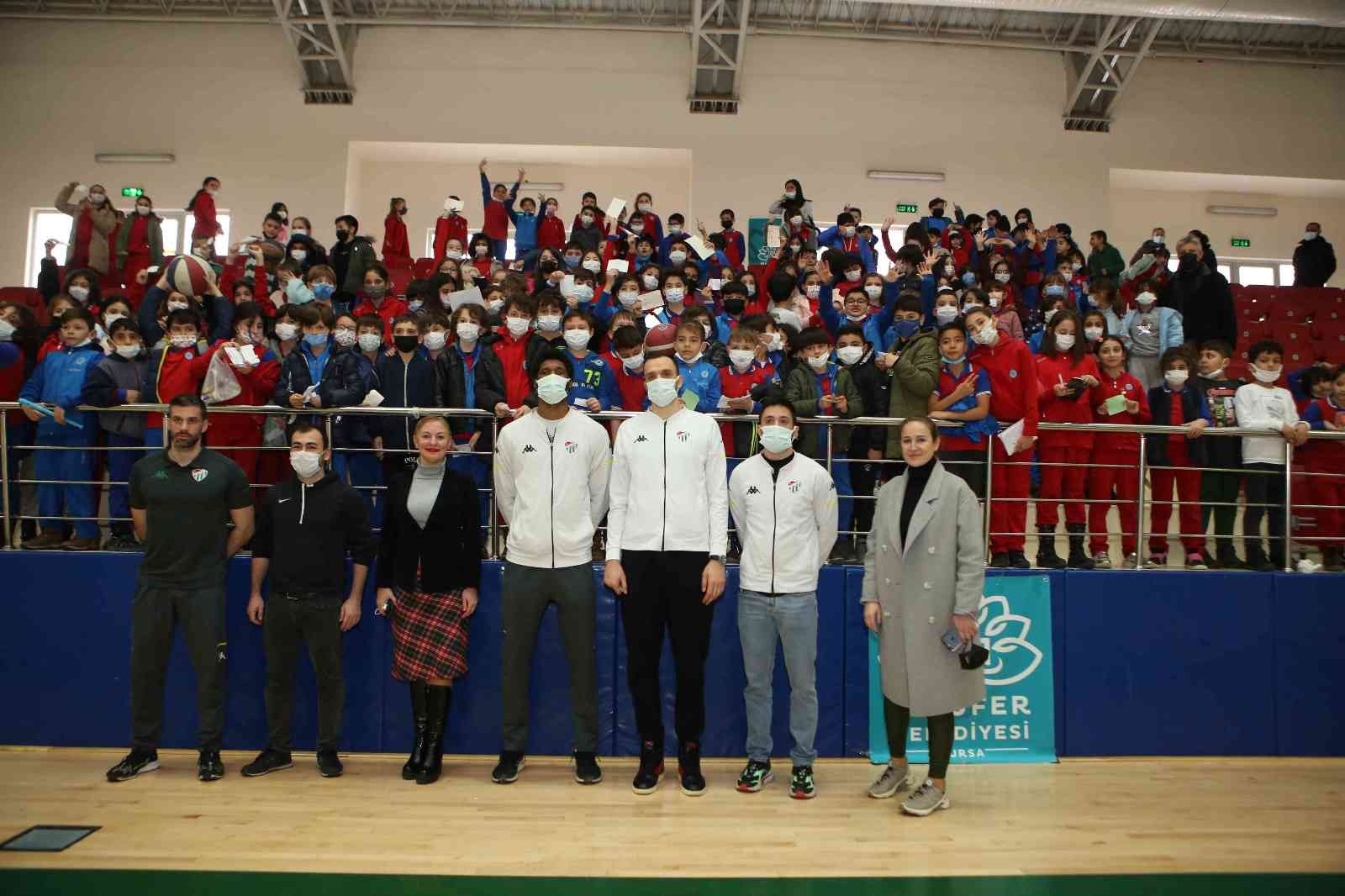Bursasporlu basketbolcular çocuklarla buluştu Bursasporlu basketbolcular çocuklarla buluştu
