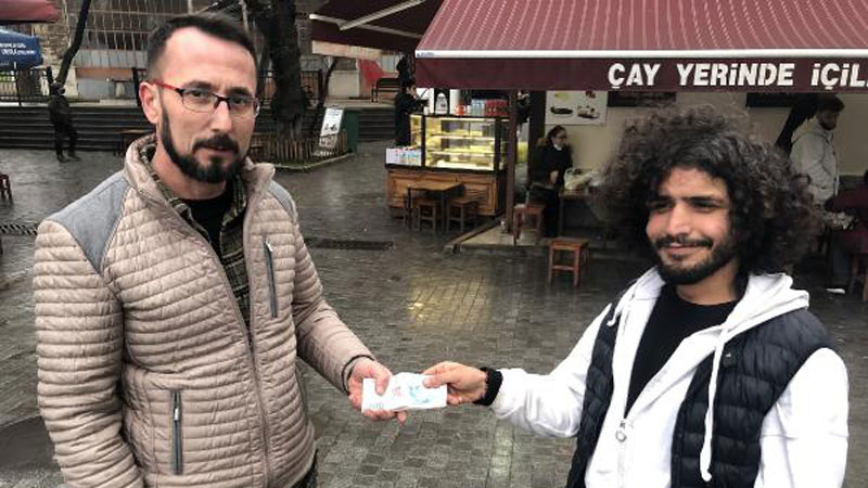 Bursa’da çay ocağında unutulan 10 bin TL’yi sahibine teslim etti