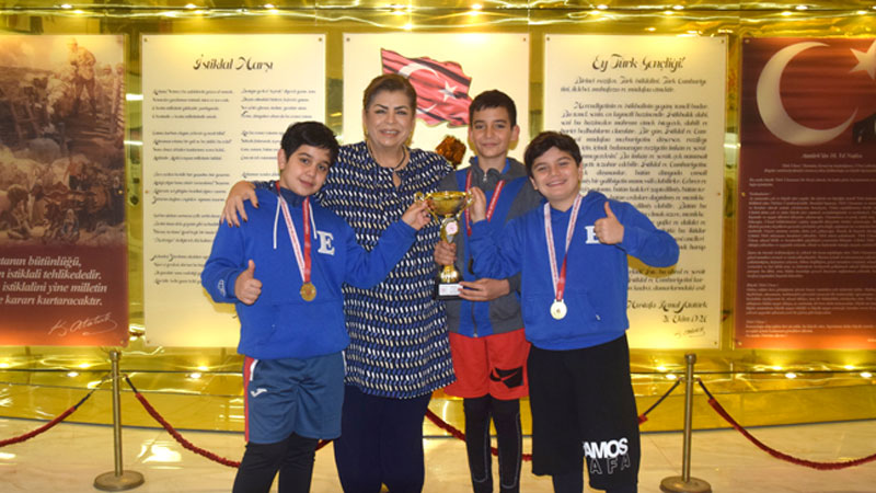 Okullararası tenis müsabakalarında Emine Örnek damgası Okullararası tenis müsabakalarında Emine Örnek damgası