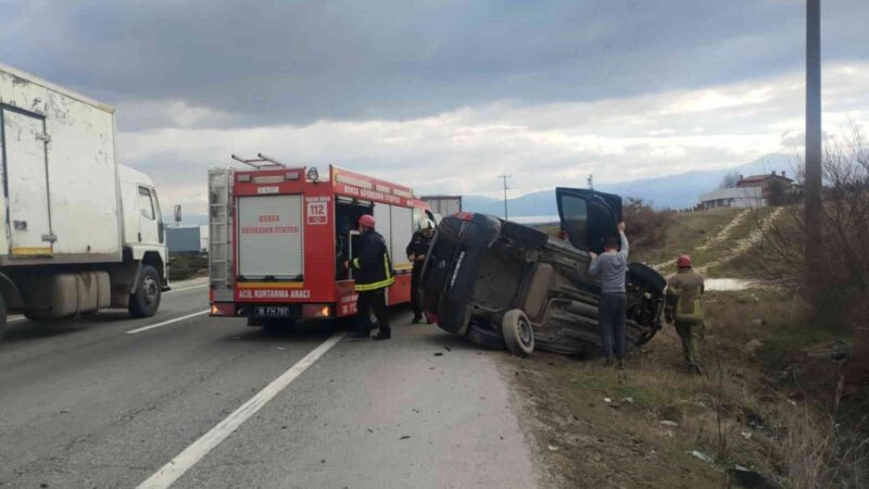 Bursa’da emniyet kemeri hayat kurtardı Orhangazi ilçesinde yoldan çıkan araç, gider çukuruna düştükten sonra takla