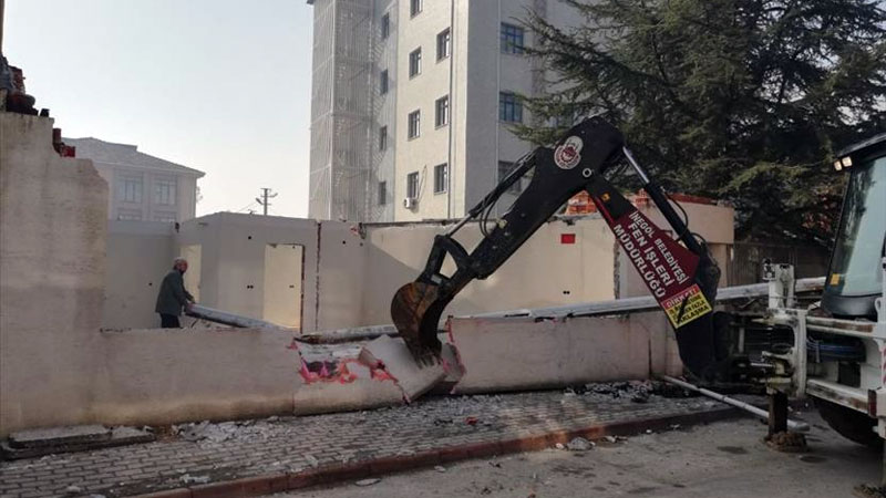 İnegöl’de yıkım çalışmaları sürüyor