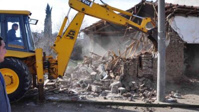 Karacabey’de metruk binalarla mücadele sürüyor…