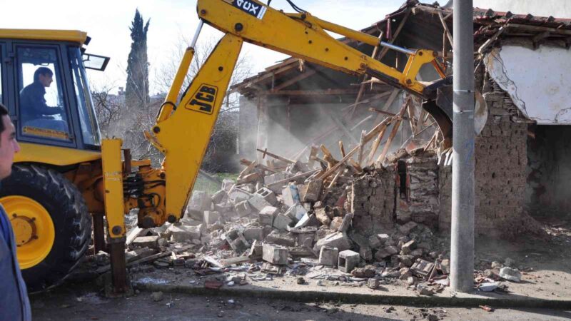 Karacabey’de metruk binalarla mücadele sürüyor… Karacabey Belediyesi, ilçe merkezi ve kırsal mahallelerdeki kullanılmayan ve yıkılmak