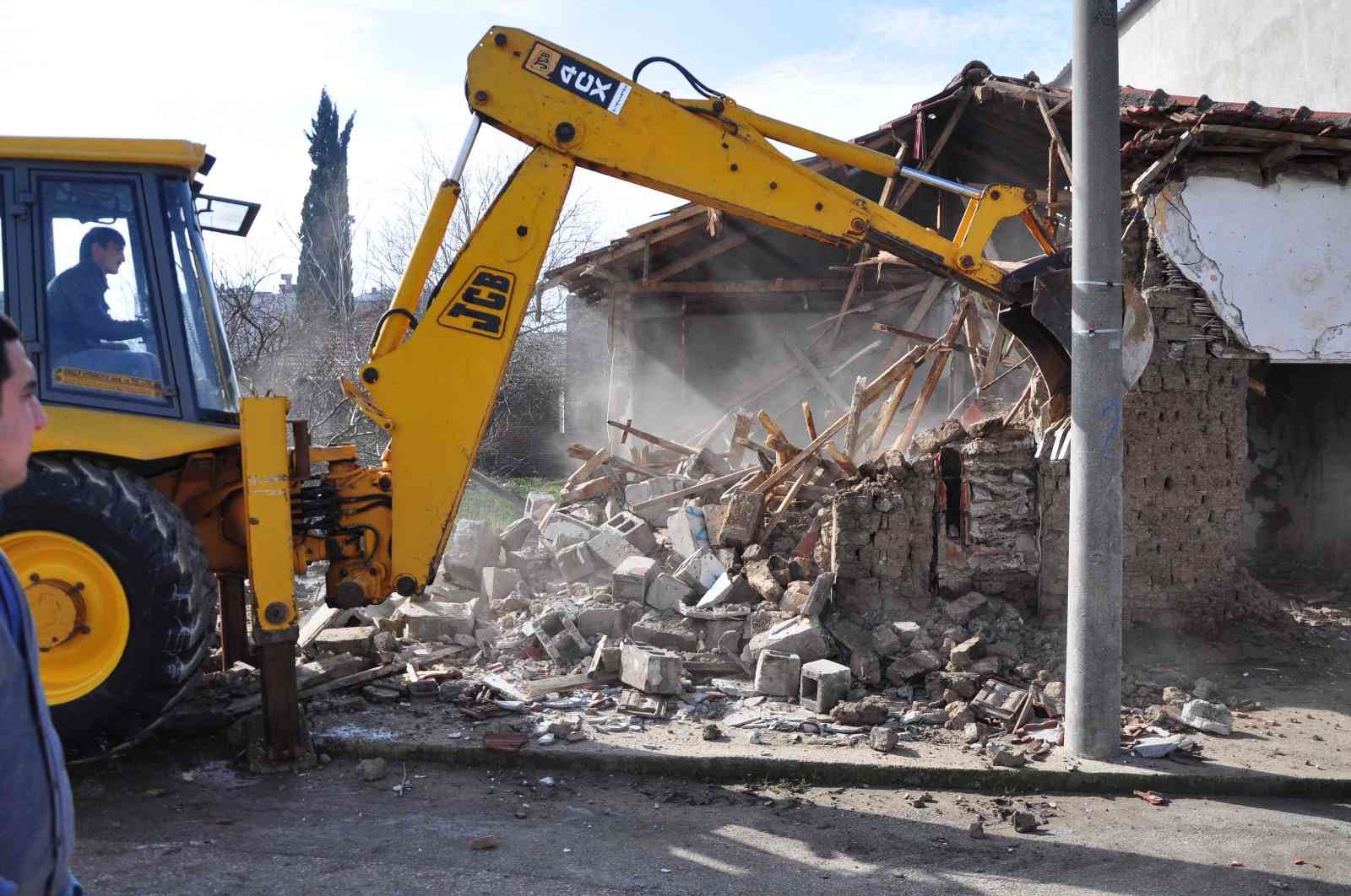 Karacabey’de metruk binalarla mücadele sürüyor… Karacabey’de metruk binalarla mücadele sürüyor…