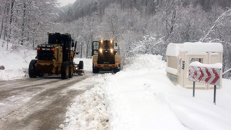Uludağ yamaçlarında karla mücadele