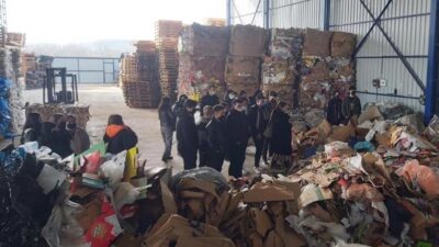 Mustafakemalpaşa Belediyesi’nin geri dönüşüm projesine liseli gençlerden tam destek