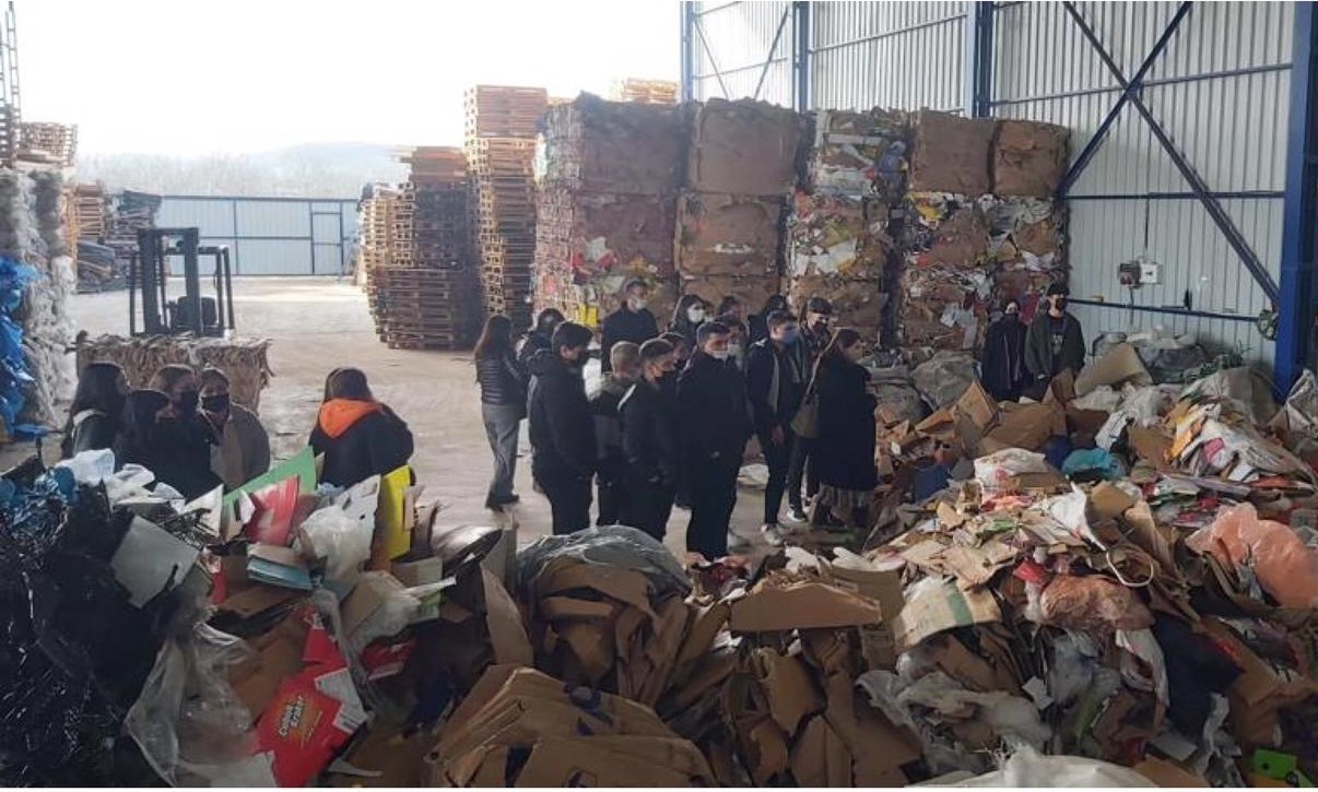 Mustafakemalpaşa Belediyesi’nin geri dönüşüm projesine liseli gençlerden tam destek Mustafakemalpaşa Belediyesi’nin geri dönüşüm projesine liseli gençlerden tam destek