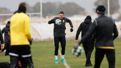 Dünya şampiyonu boksör eldivenlerini çıkartıp krampon giydi