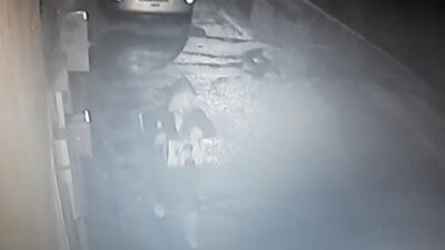 Bursa’da laptop ve plak çalan hırsızın rahat tavırları kamerada