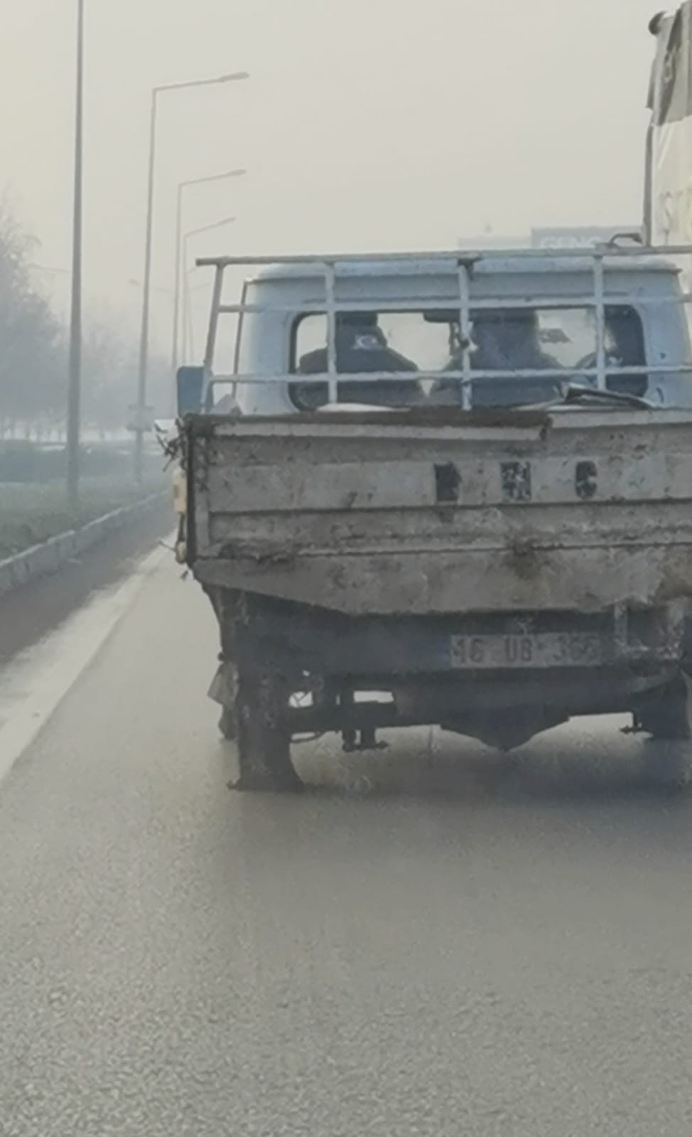 Bursa’da patlak lastikle seyreden sürücü cezasız kalmadı