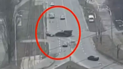 Rus tankı sivil aracı ezdi! Mucize kurtuluş