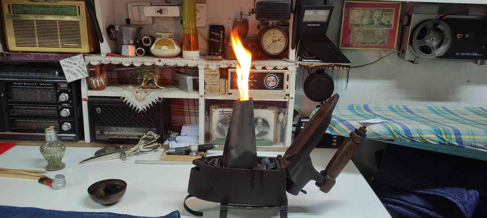 Bursa’da terzi kömürlü ütüyle kumaşları ütülüyor