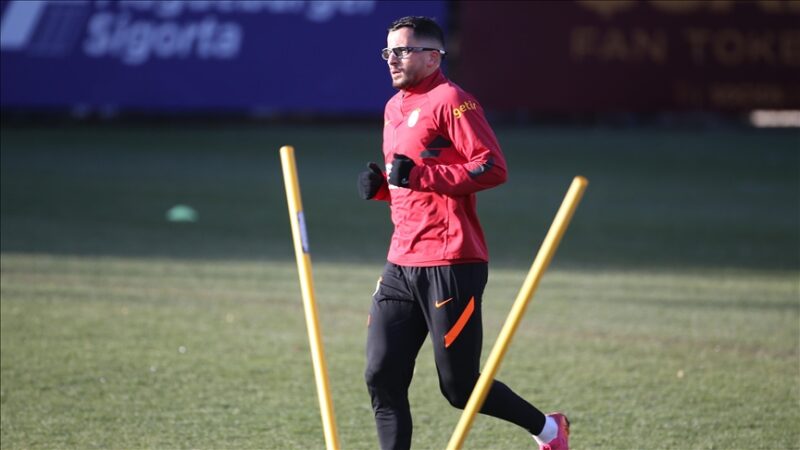 Galatasaray'da Omar Elabdellaoui'nin Covid-19 testi pozitif çıktı.