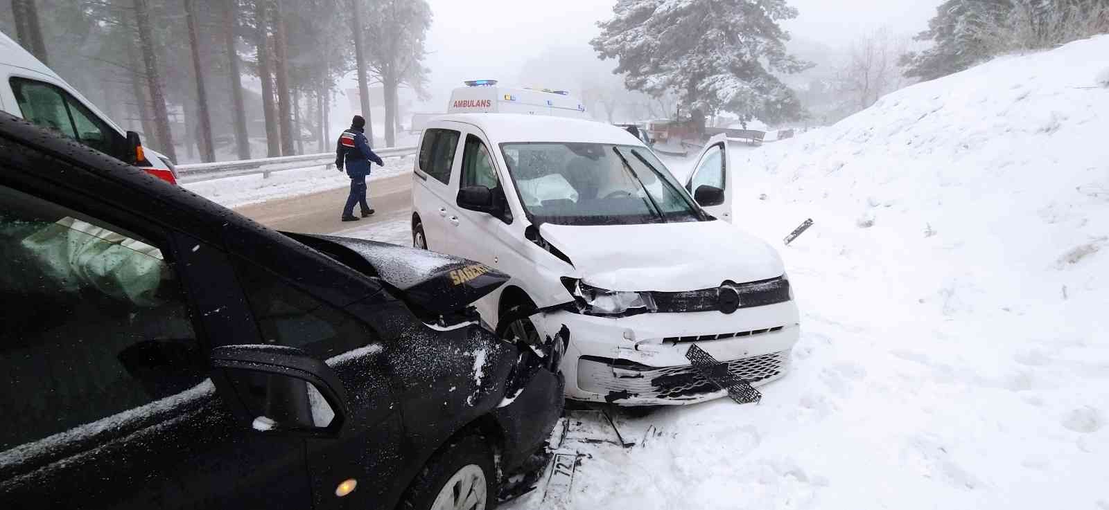 Uludağ yolunda araçlar kafa kafaya çarpıştı