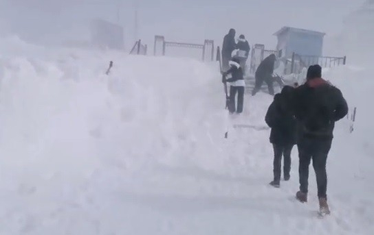 Uludağ’da kar fırtınası karavanları böyle yuttu