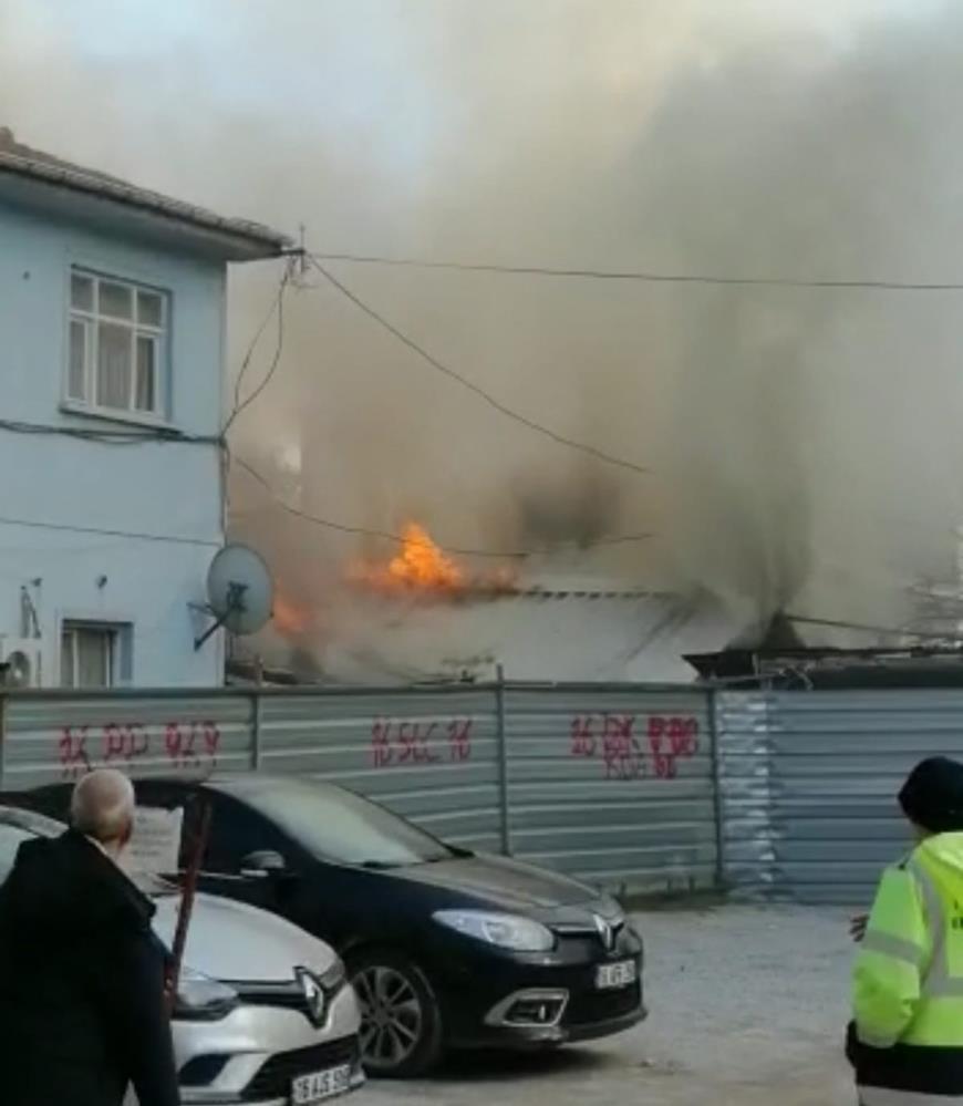 Bursa’da bu ev alev alev yandı!