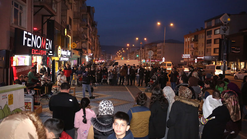 Gürsu sokakları müziğin tınılarıyla doluyor Gürsu Belediyesi’nin ilçenin sosyal yaşamına canlılık kazandırmak amacıyla gerçekleştirdiği sokak