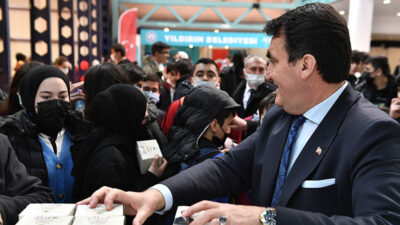 Dündar Bursa Kitap Fuarı’nı ziyaret etti