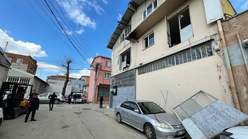 Bursa'da bir atölyede meydana gelen patlama, çevrede hasara yol açtı.