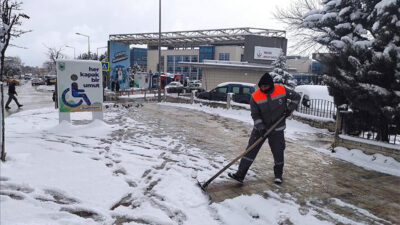 İnegöl’de karla mücadele çalışmaları aralıksız sürüyor
