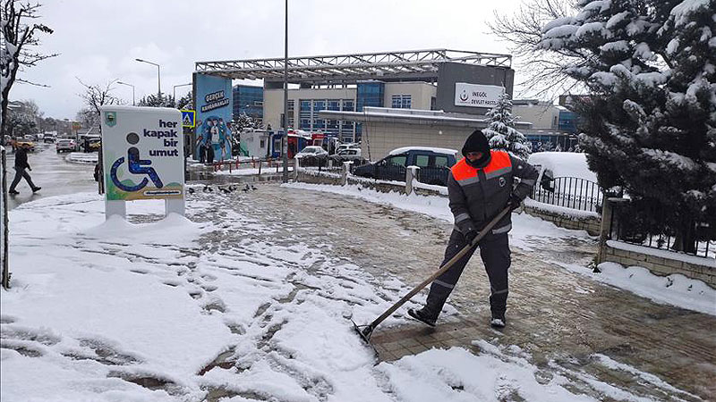 İnegöl’de karla mücadele çalışmaları aralıksız sürüyor