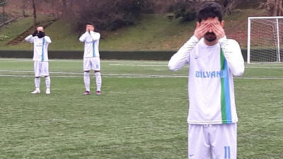 Hakeme tepki olarak gözlerini kapattılar