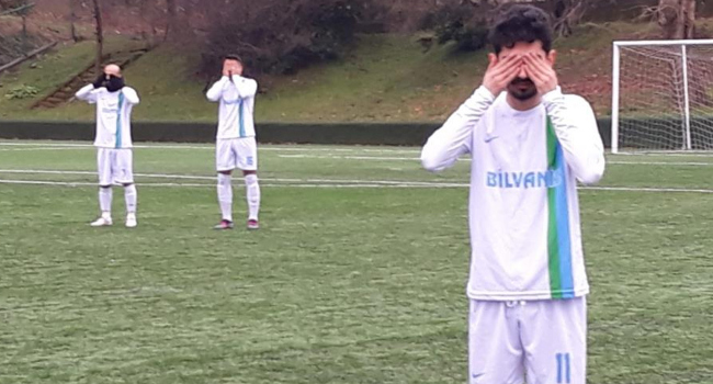 Hakeme tepki olarak gözlerini kapattılar Hakeme tepki olarak gözlerini kapattılar