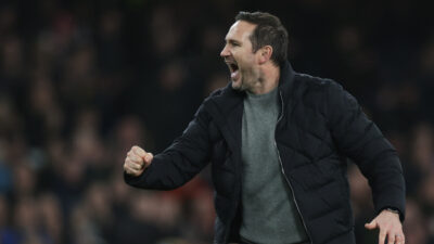 Lampard, gole sevinirken elini kırdı