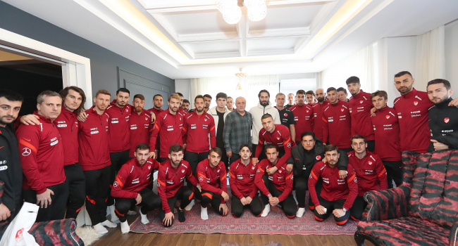 A Milli Takım’dan Ahmet Çalık’ın ailesine ziyaret A Milli Takım’dan Ahmet Çalık’ın ailesine ziyaret