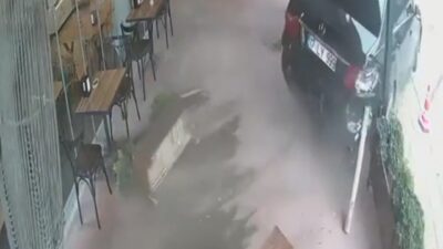 Bursa’da kontrolden çıkan otomobil kafeye daldı