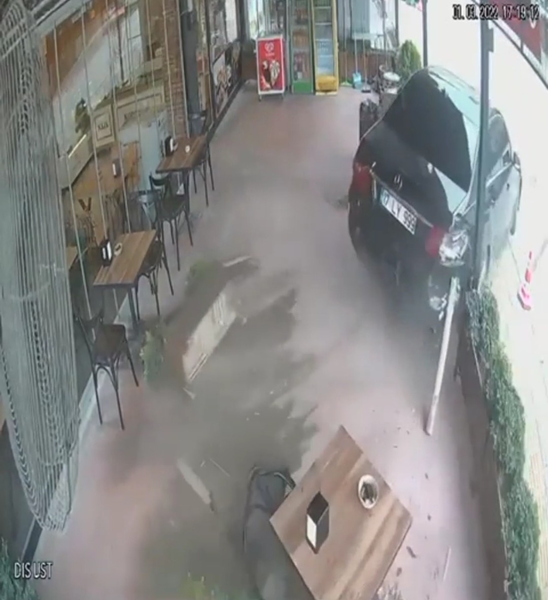 Bursa’da kontrolden çıkan otomobil kafeye daldı