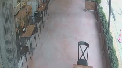 Bursa’da kontrolden çıkan otomobil kafeye daldı