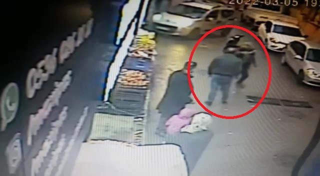 Bursa’da dehşet anları! Satırla saldırdı