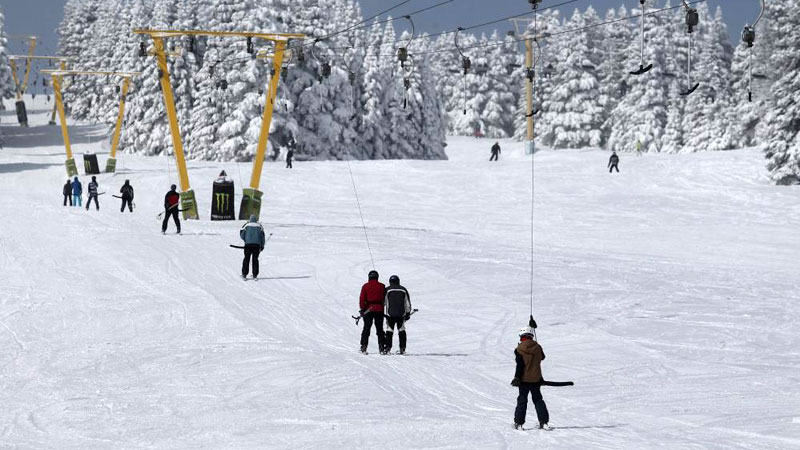 Uludağ’da tatilcilerin kayak keyfi