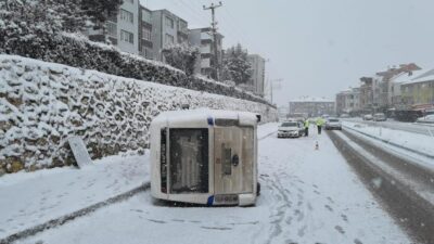 Bursa’da işçi servisi devrildi: 3 yaralı