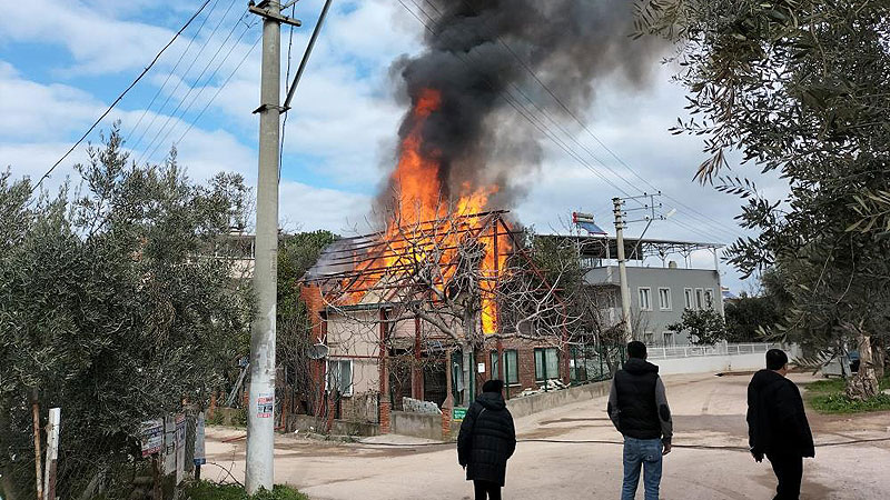 Bursa’da ahşap ev alevlere teslim oldu Bursa’da ahşap ev alevlere teslim oldu