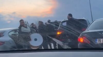 Bursa’da düğün konvoyu yolu kapattı, sürücüler tepki gösterdi