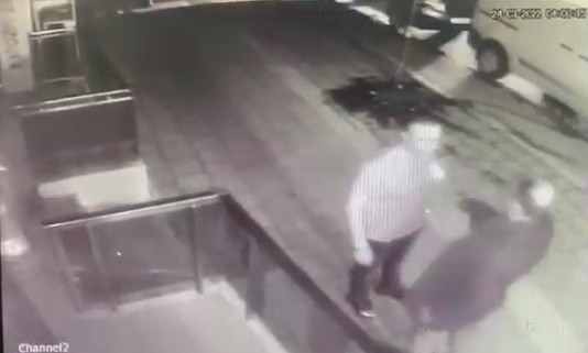 Bursa’da bar önündeki silahlı kavga kamerada