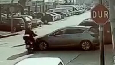 Bursa’da otomobil ile motosikletin kazası kamerada