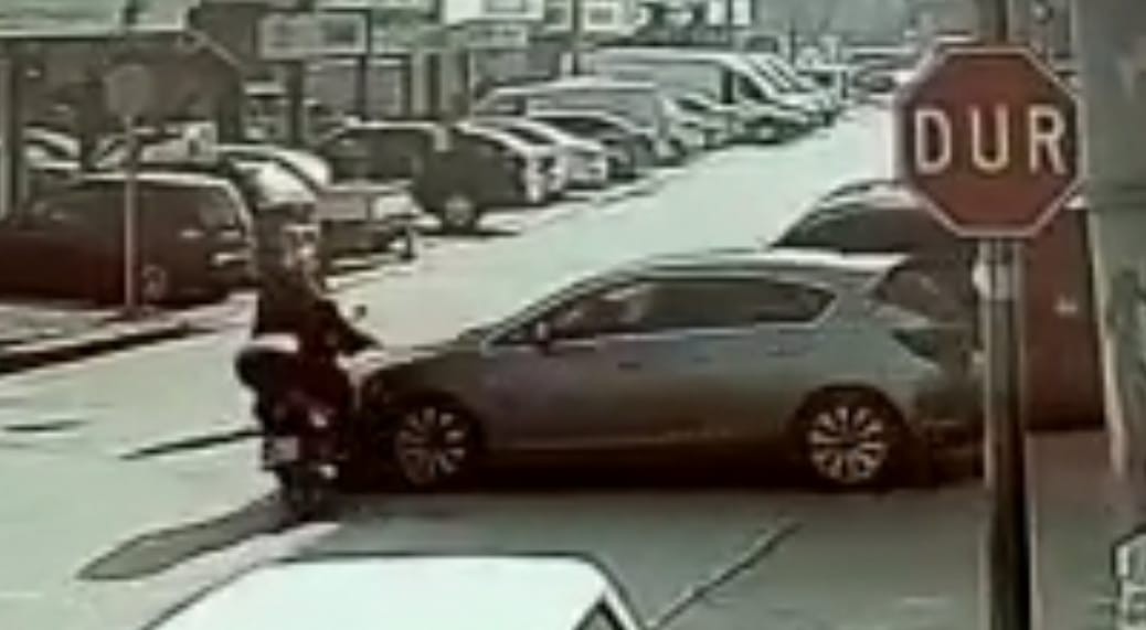 Bursa’da otomobil ile motosikletin kazası kamerada