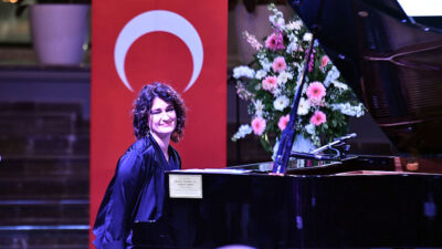 Dünyaca ünlü piyanist ve besteci Anjelika Akbar, Osmangazi Belediyesi’nin düzenlediği